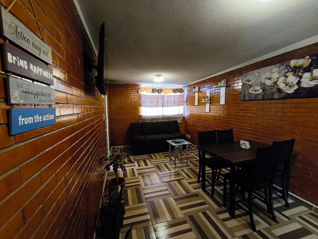 a dining room with a table and a couch at Alojamiento en Tlaxco in Tlaxco de Morelos