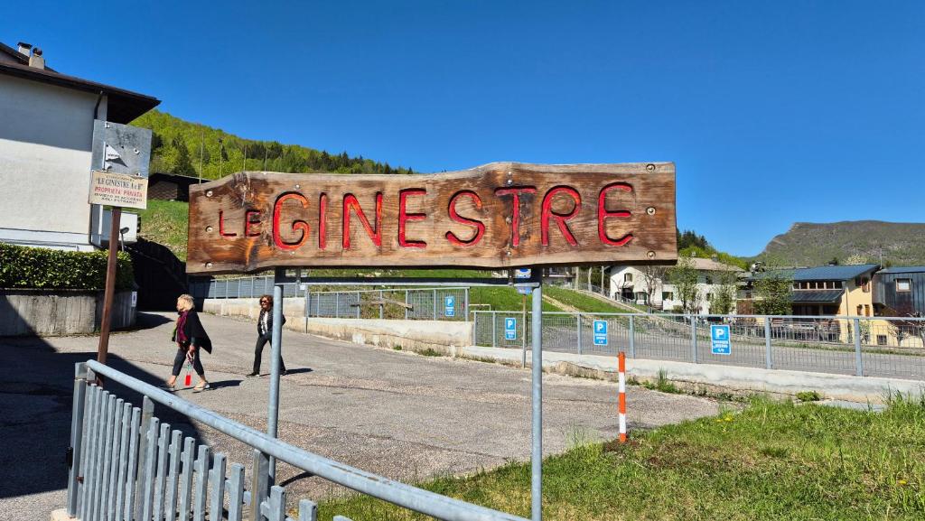 a sign that says leicester with two people walking at Le Ginestre in Faidello