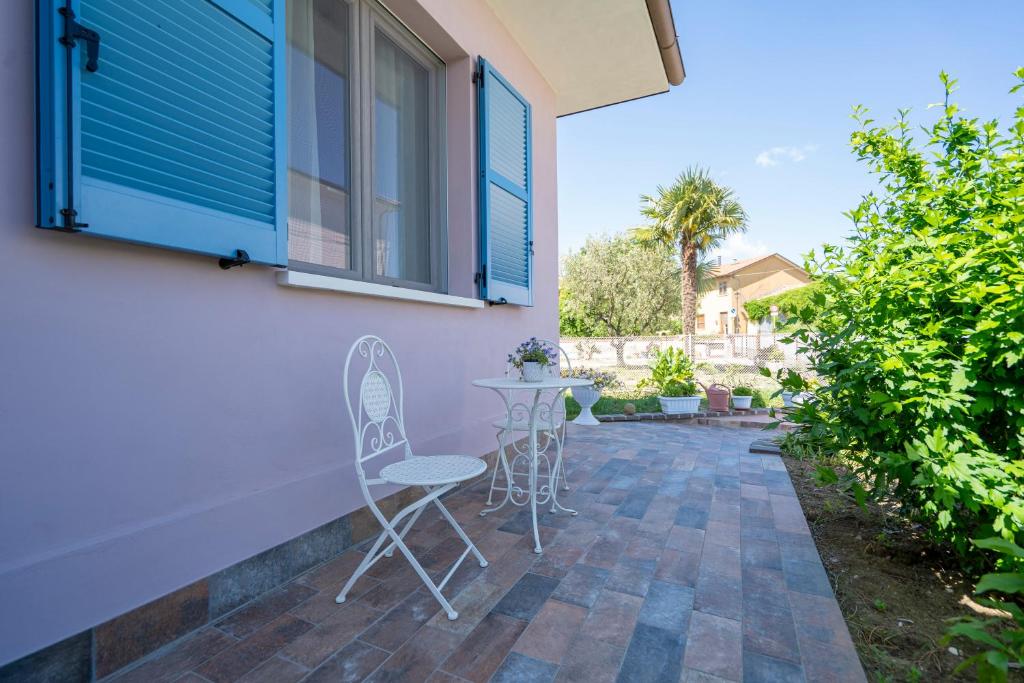 a patio with two chairs and a table at Casa Vacanze Leandra in San Costanzo