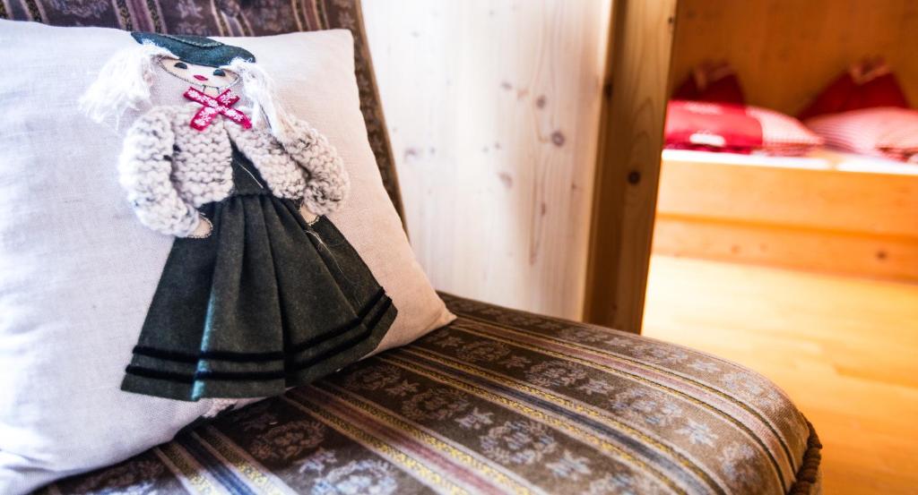 eine Puppe auf einem Kissen auf einem Bett in der Unterkunft Ferienhaus Arve in Großkirchheim