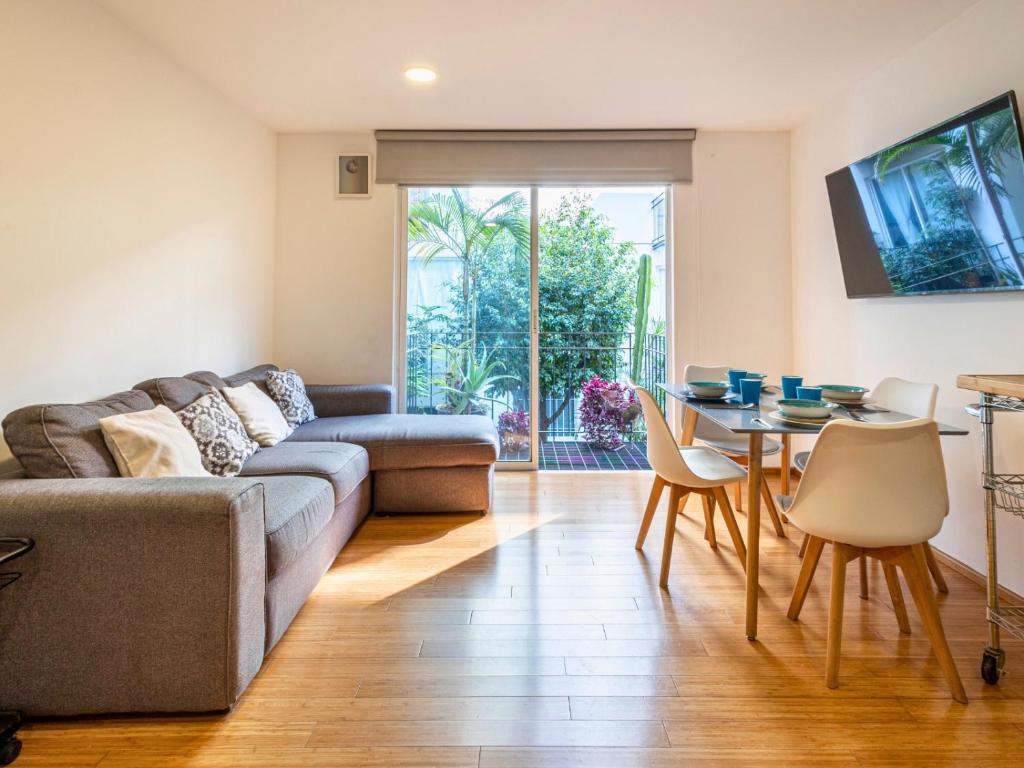 Zona d'estar a Adam's home with high-speed Internet near Polanco