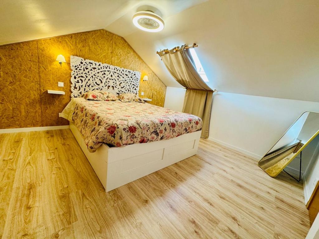 a small bedroom with a bed in a room at Casa Alma Serena in Batalha