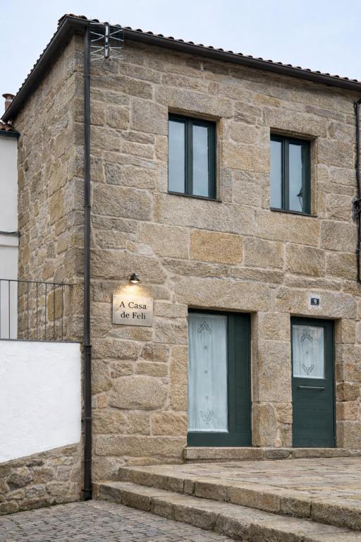 an old brick building with a sign on it at A Casa de Feli in Muros