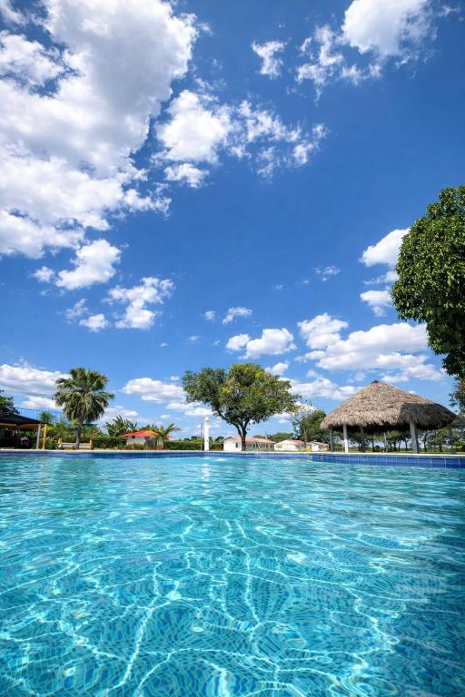 a view of the water in a swimming pool at Hotel Campestre Cinco Estrellas in Villavicencio
