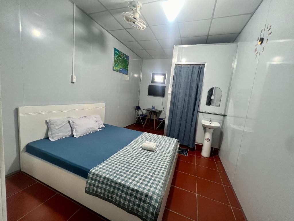 a small room with a bed and a toilet at LaMera Homestay in Ben Tre