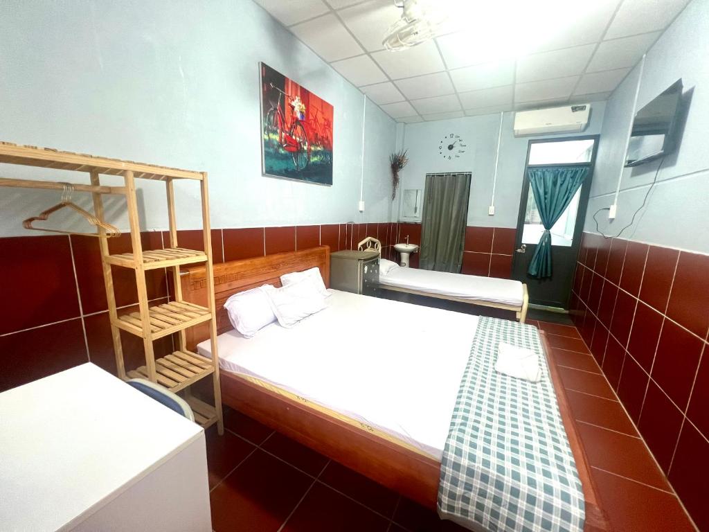 a room with two bunk beds and a sink at Khách Sạn Homestay LaMera in Ben Tre