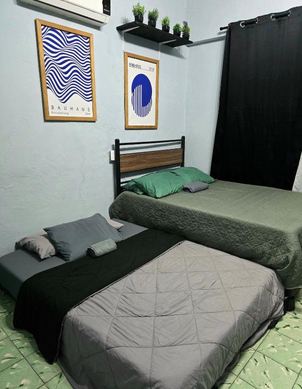 two beds sitting next to each other in a room at Departamento Completo en el Centro de Monterrey in Monterrey