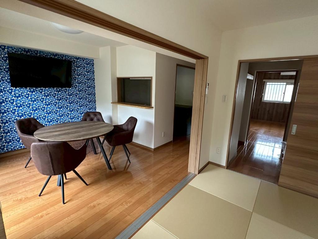 a dining room with a table and chairs in a room at ウエストワン サウス105Kawasemi in Hitoyoshi