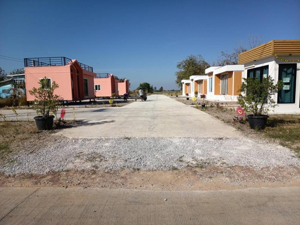 an empty street with a row of houses at 7 Rooms resort in Ban Tamyae