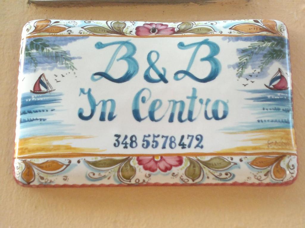 un cartel en una pared que dice bc en Centoria en B&B In Centro, en San Benedetto del Tronto