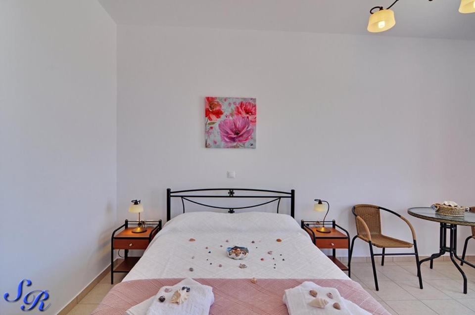 Postel nebo postele na pokoji v ubytování Sarakiniko Rooms