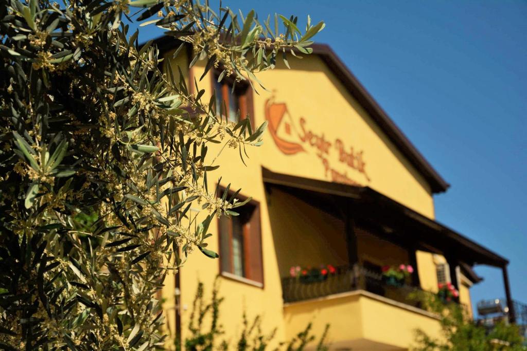 un edificio con un balcón con flores. en İznik Seyir Otel, en İznik