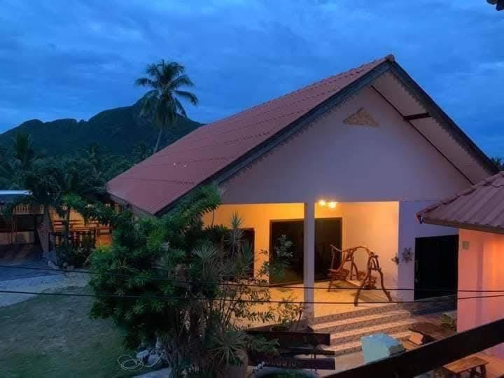 a small house with a roof at บ้านพักแอบสบาย abbsabyehome in Klong Wan