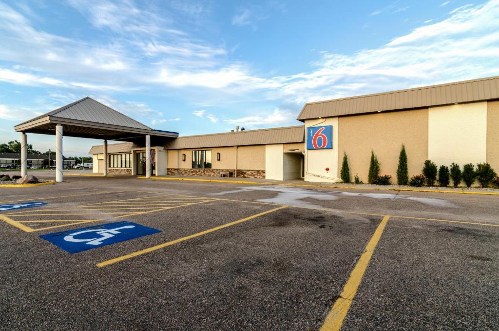 an empty parking lot in front of a building at Motel 6-York, NE in York