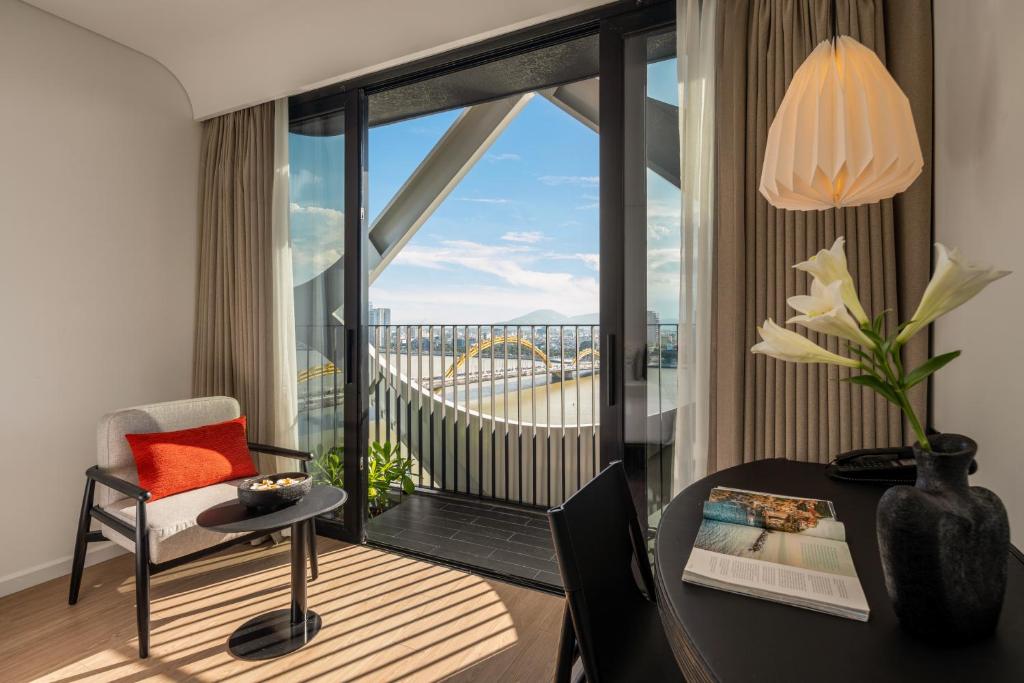 Suite with Balcony and Dragon Bridge View - Free minibar per stay