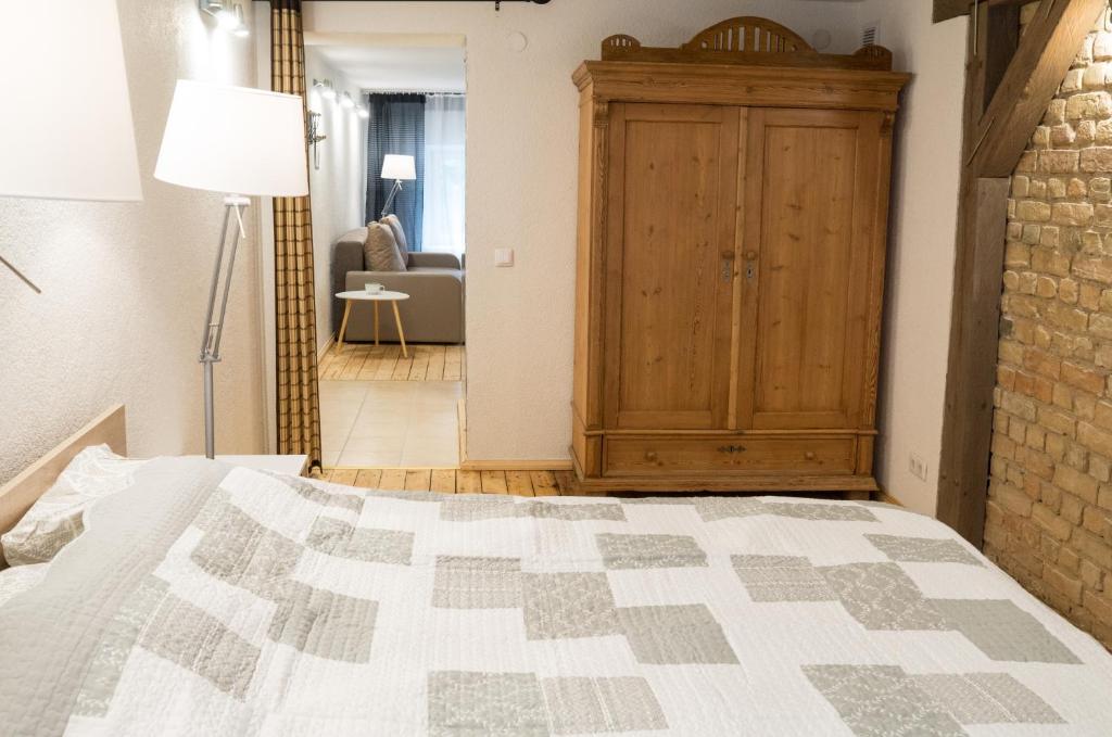 1 dormitorio con 1 cama y armario de madera en Elizabetes Apartments, en Riga