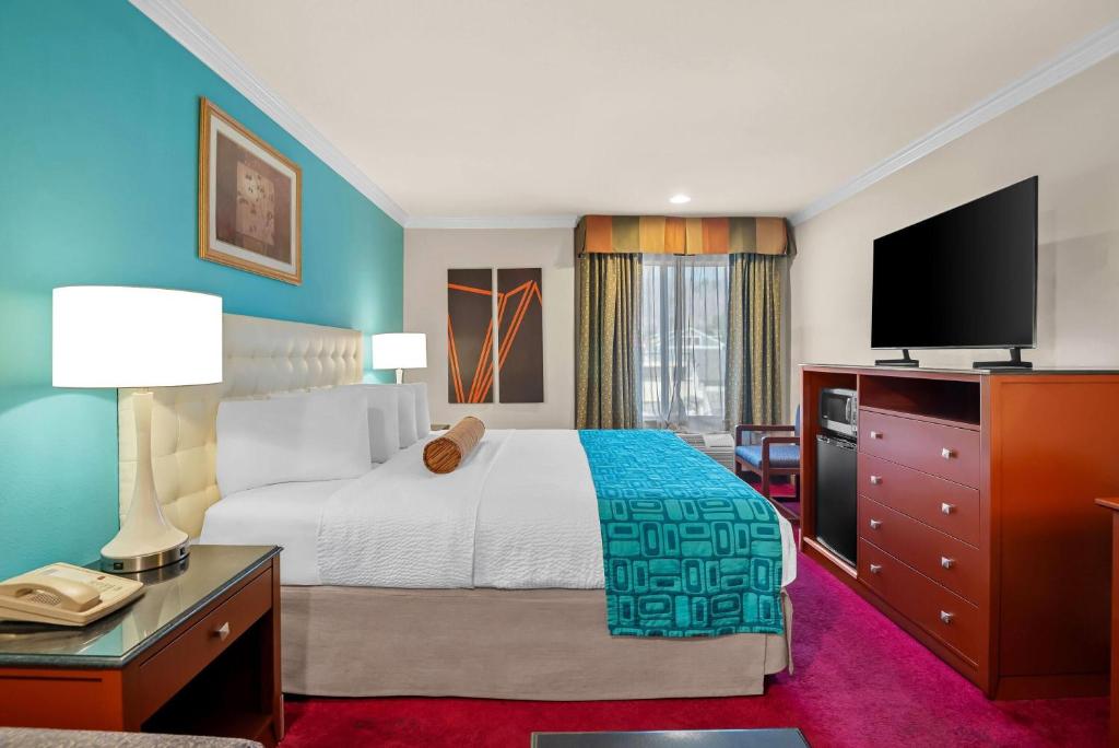 Howard Johnson by Wyndham Pasadena - King Room - Non-Smoking