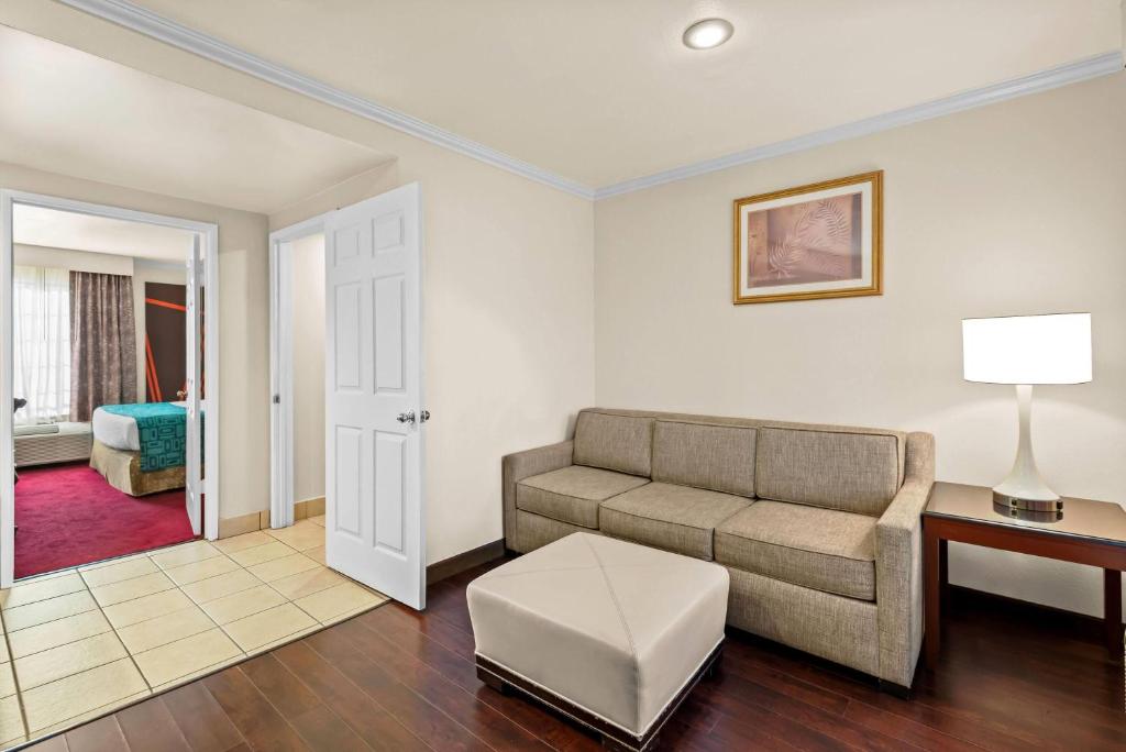 Howard Johnson by Wyndham Pasadena - King Suite - Non-Smoking
