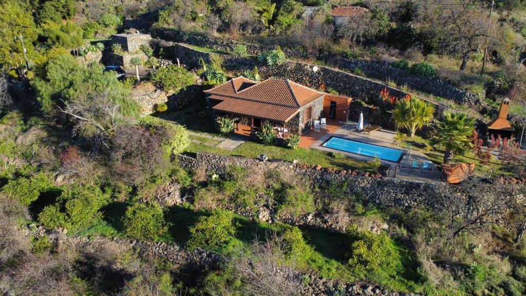 an aerial view of a house with a swimming pool at Villa El Topo -Piscina privada - Private pool - by Rural La Palma in El Pinillo