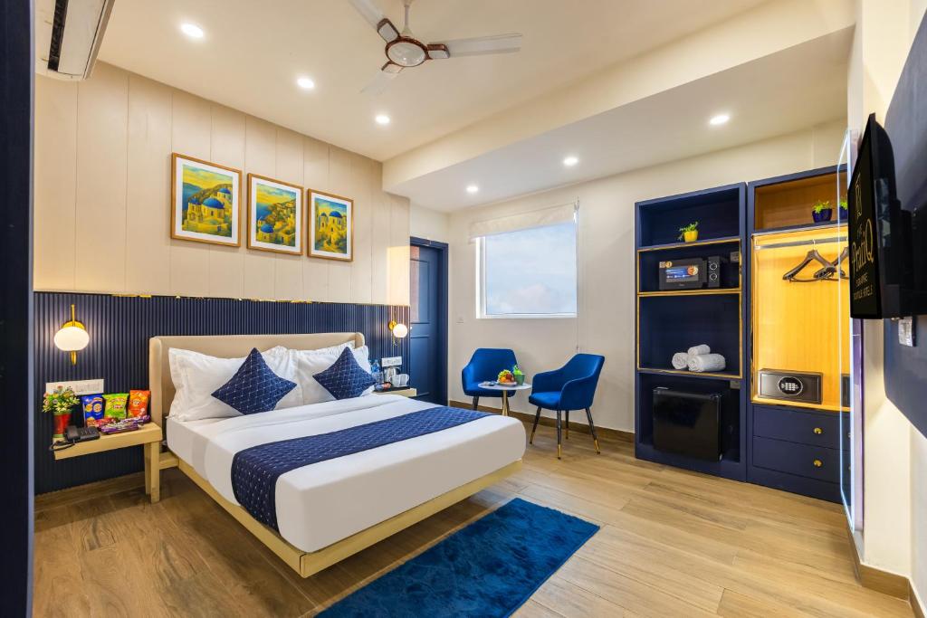 a hotel room with a bed and a table and chairs at The PratiQ Neo - Meera Bagh in New Delhi