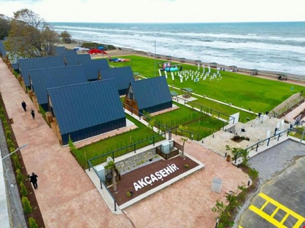 an overhead view of a park next to the ocean at Akcasehir Sosyal Tesisleri in Akçakoca