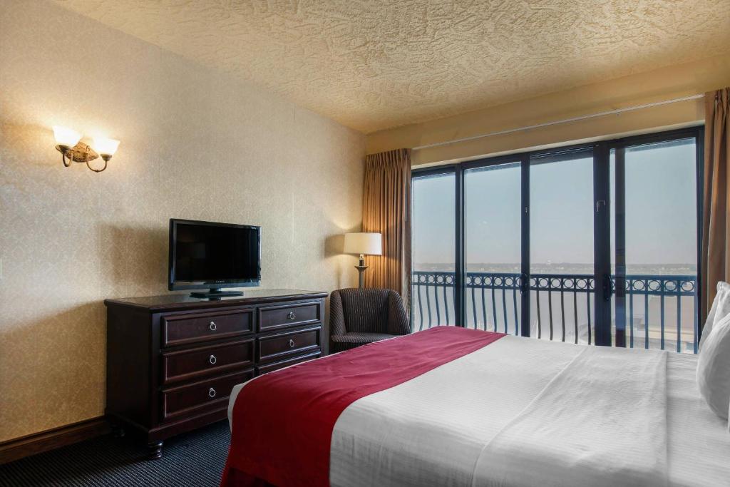 Shoreline Inn & Conference Center, an Ascend Collection Hotel photo