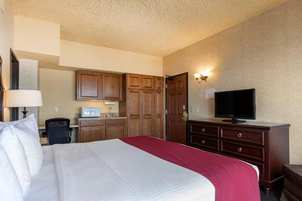 Shoreline Inn & Conference Center, an Ascend Collection Hotel photo