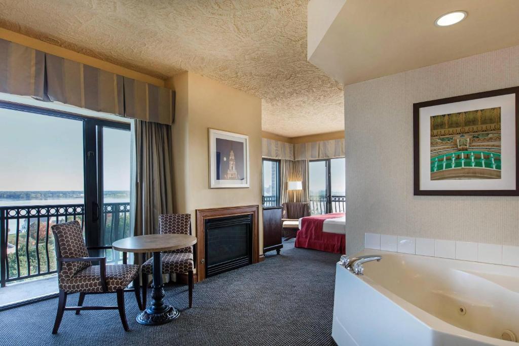 Shoreline Inn & Conference Center, an Ascend Collection Hotel photo