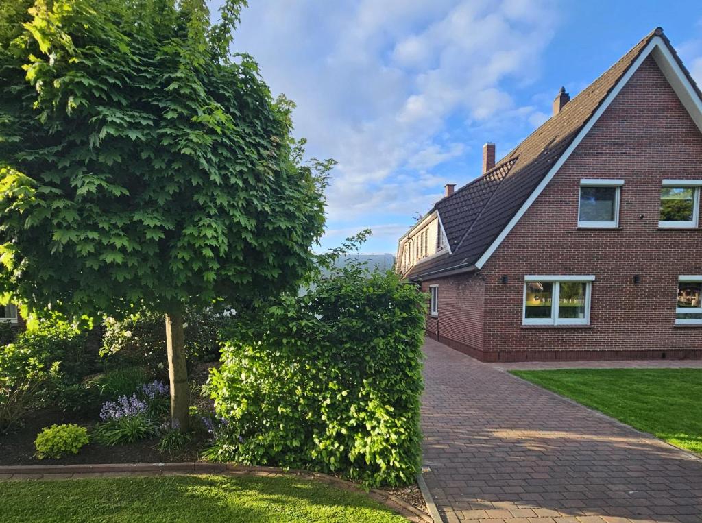 a brick house with a tree in the yard at Haus Seelter Gluk in Bollingen