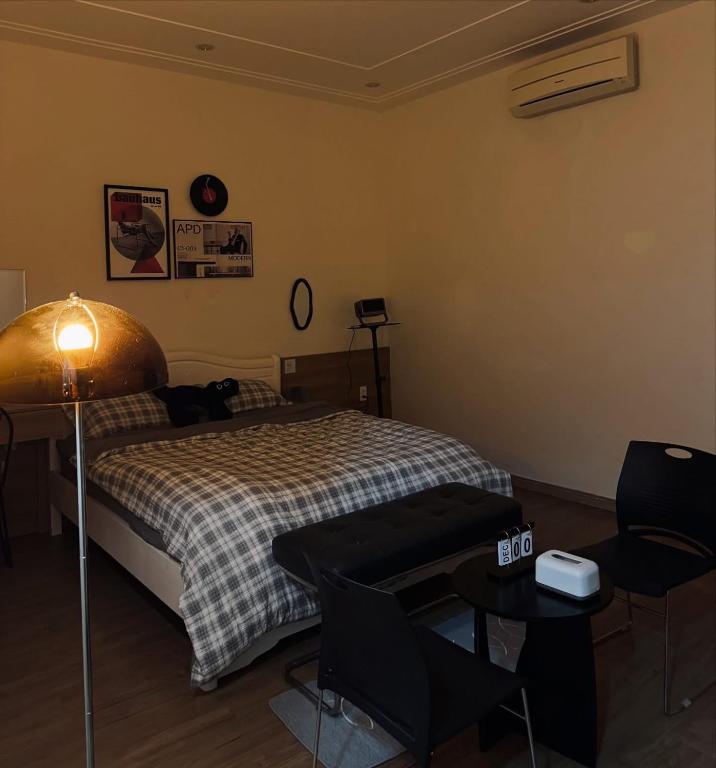 a bedroom with a bed with a cat sitting on it at Nhà Bơ Homestay 2 in Danang
