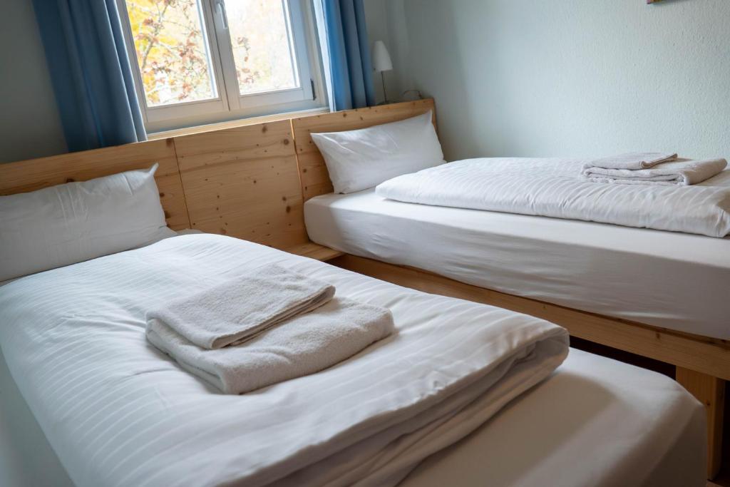 albgut GmbH - Übernachten im Kulturdenkmal Altes Lager in der ehemaligen Offiziersunterkunft SO1 - Habitación Económica Con 2 Camas Individuales