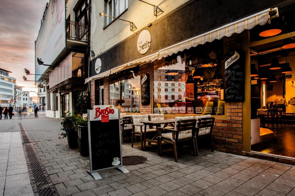 un ristorante con un tavolo e delle sedie all'esterno di Le Petit a Bratislava
