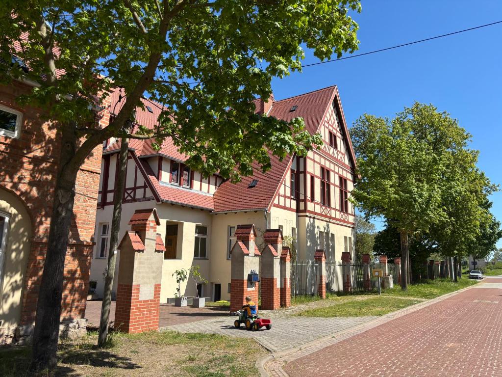 a house with a motorcycle parked in front of it at Ferienwohnung Domaene Kermen in Kermen