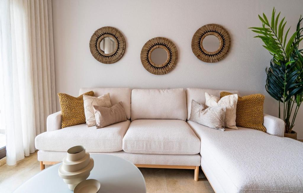 Harbour Heaven, 2 Bed, 2 Bath Apartment Steps from Duquesa Marina and Beach