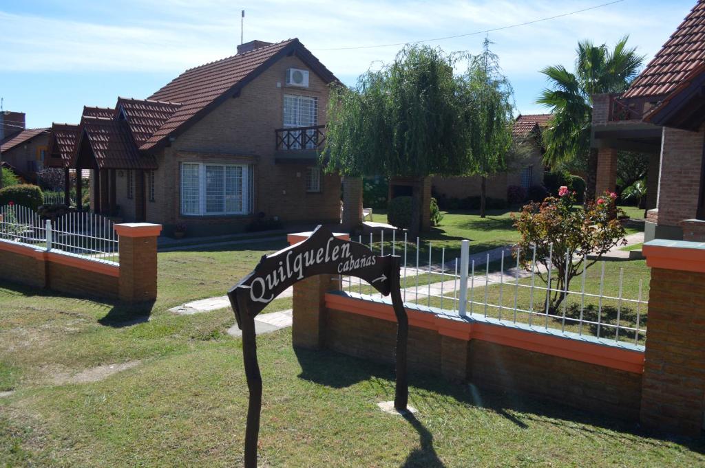 a street sign in front of a house at Cabañas Quilquelen in Merlo
