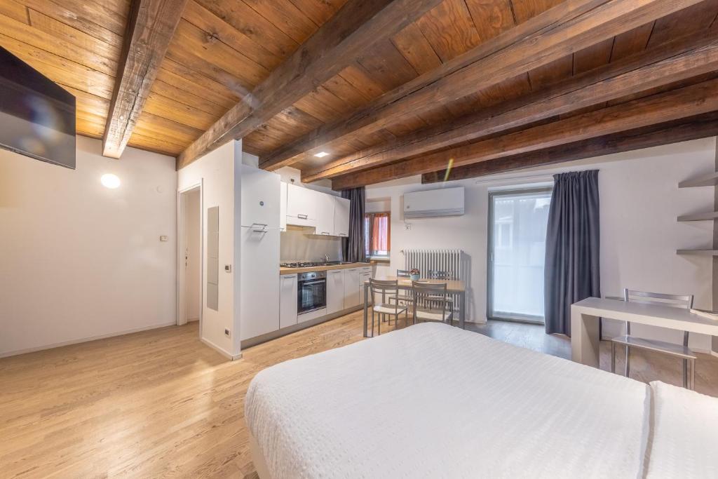 B&B Gli Scorci di Trento - Three-Bedroom Premium Apartment With Balcony