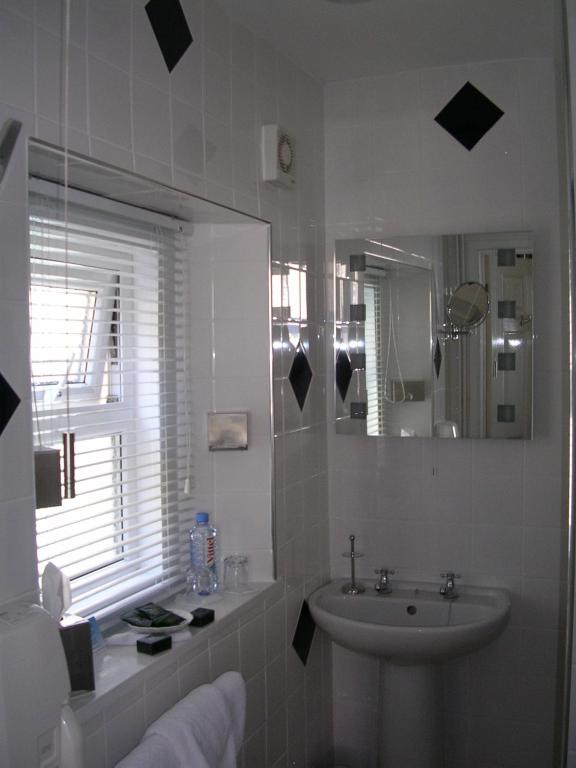 Oakover Guest House - Double Or Twin Room With Private Bathroom