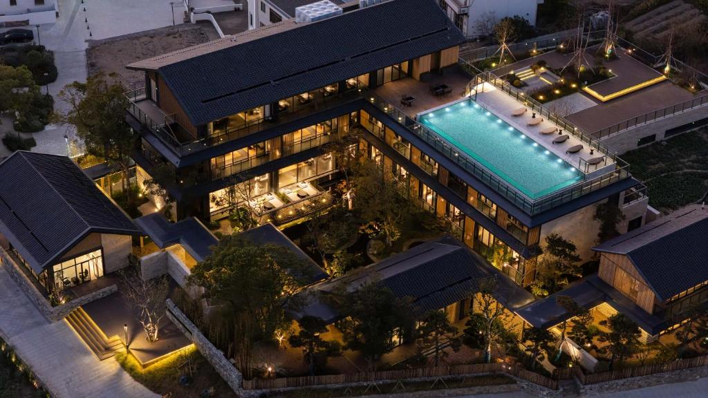 an overhead view of a building with a swimming pool at cloud retreat·half an ocean hotel in Zhoushan
