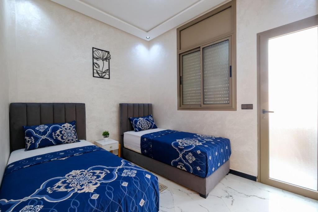 a bedroom with two beds and a basketball hoop at Riad Bollywood-Star Stay A in Benguerir