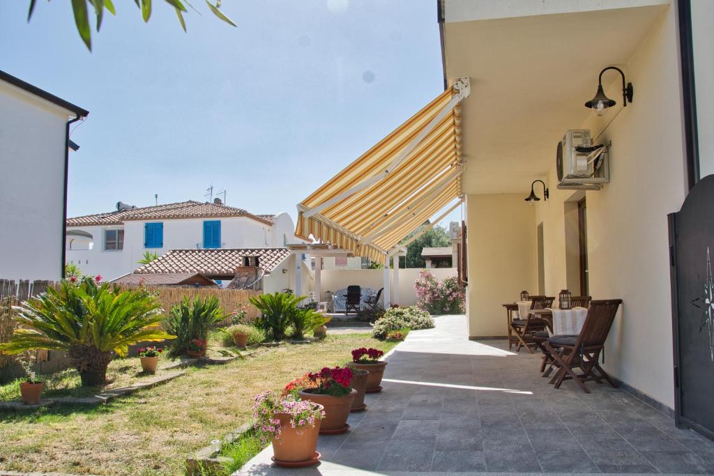 a patio with a table and chairs in a house at Dommu Livia in Lotzorai