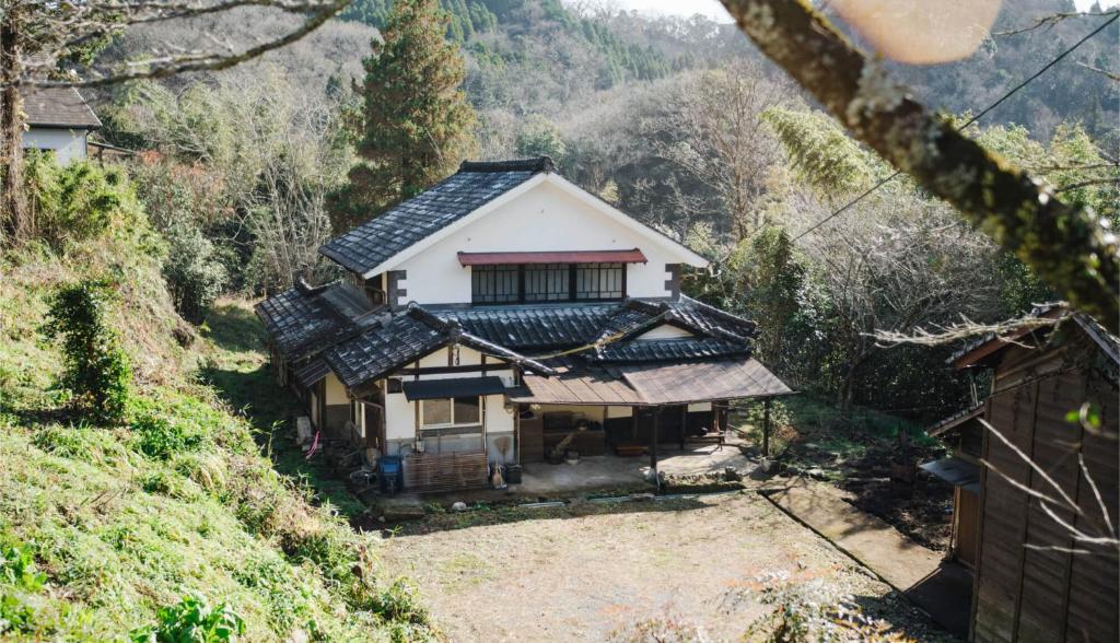 a house on a hill with a view at 里の宿 門後藤 in Taketa