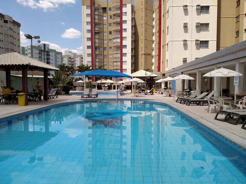 una gran piscina en una ciudad con edificios en Prive das Thermas - 301B, en Caldas Novas