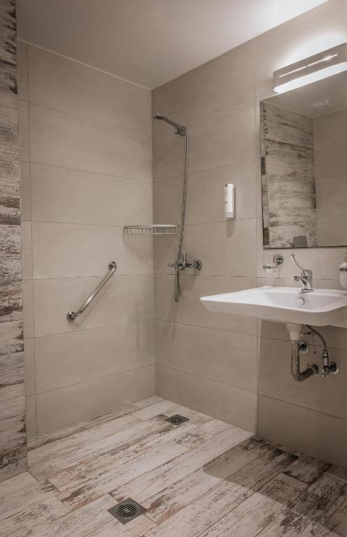 Elizabeth Queen Luxury Rooms - 11