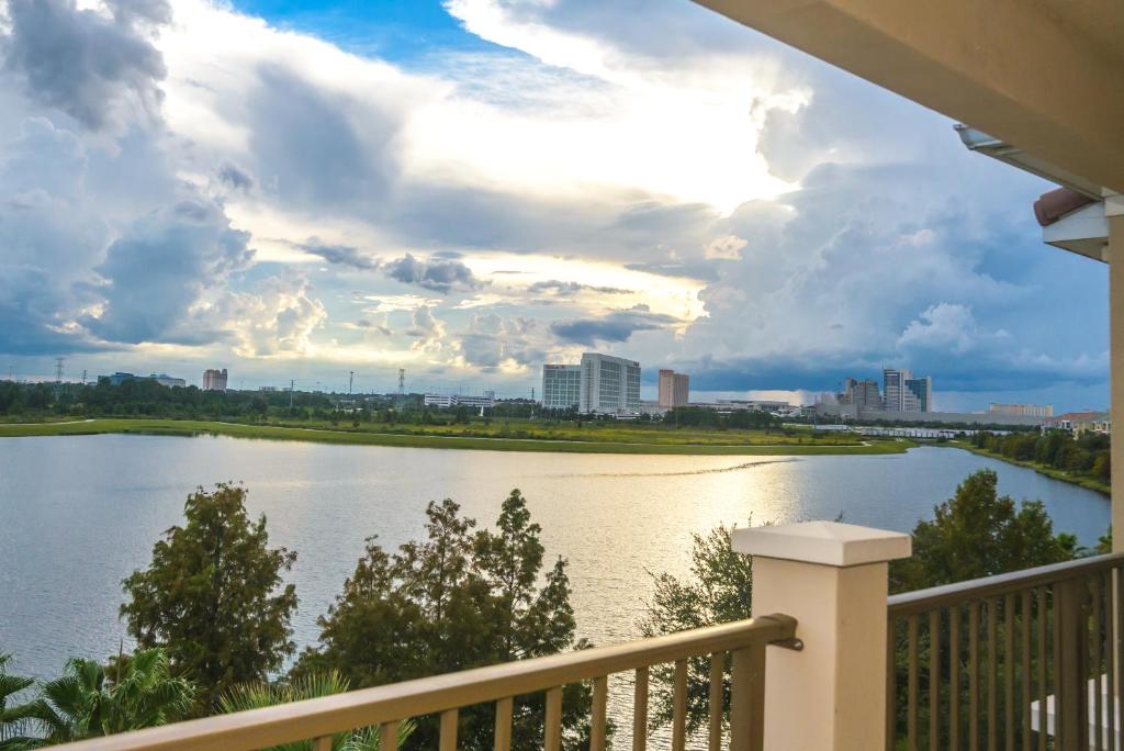 een balkon met uitzicht op een rivier bij Orlando Escape in Orlando