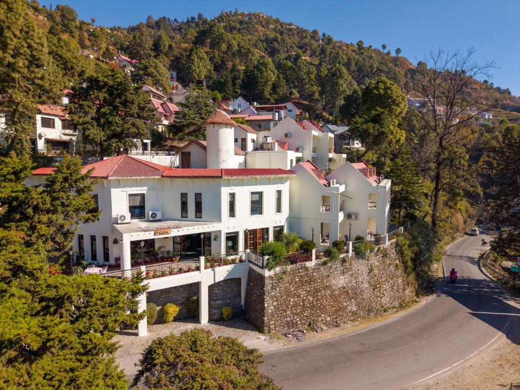 Luftaufnahme eines Hauses auf einem Hügel in der Unterkunft 8fold-Pinecrest By LaRiSa, Bhimtal in Bhīm Tāl