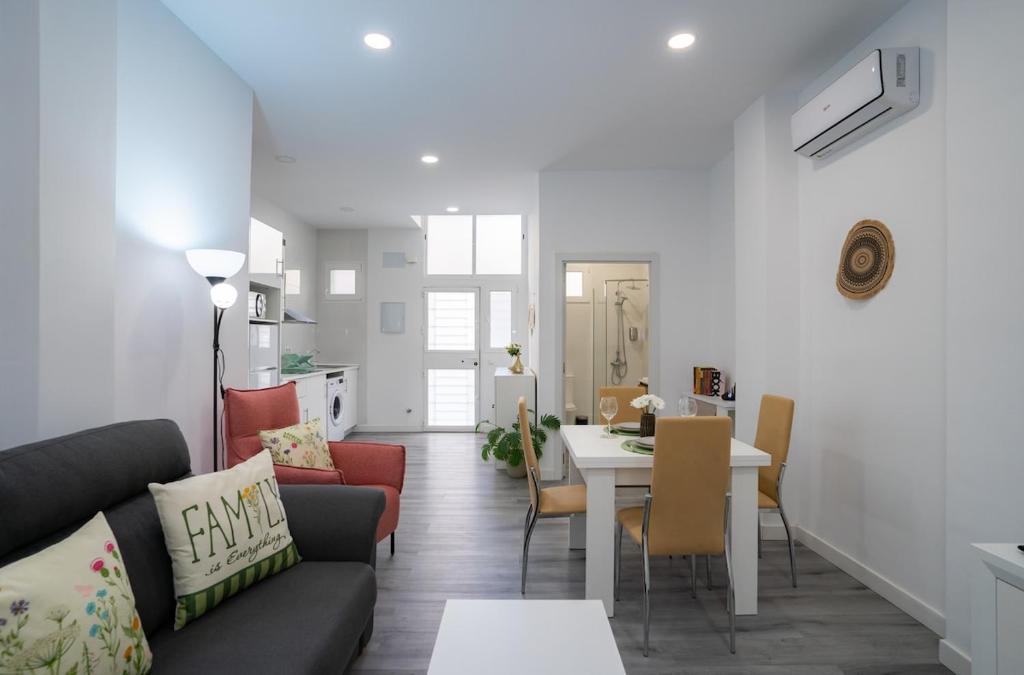 Holidays & Home Estudio El Palo 8B, 400 m playa