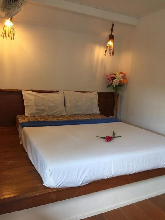 Postel nebo postele na pokoji v ubytování Baan Anattaya Koh yao noi
