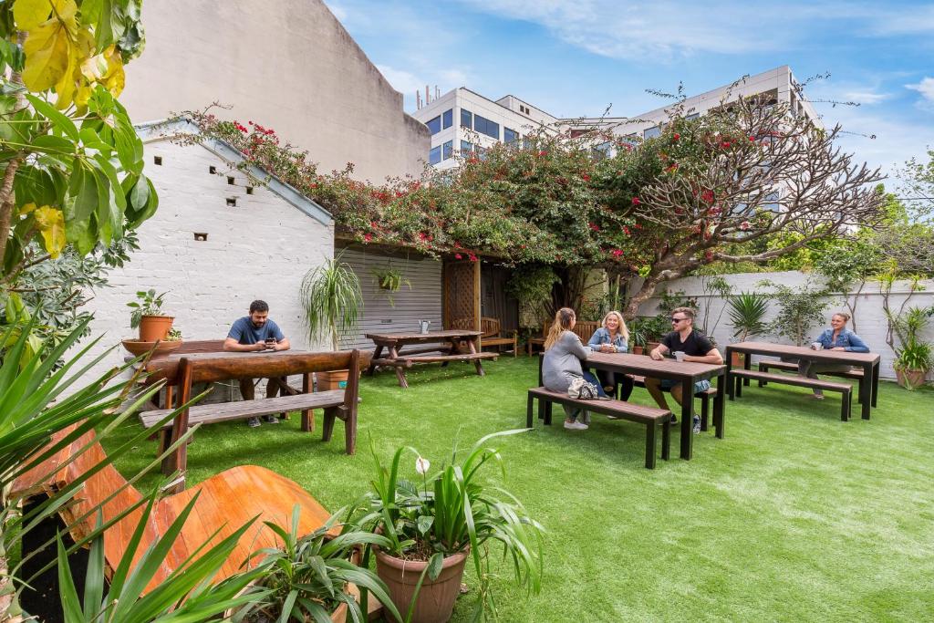 Kawasan patio atau luaran di Secret Garden Backpackers, Sydney