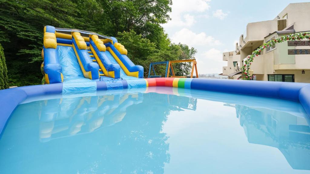a water slide in a swimming pool at Ganghwado Babavelley Pension in Incheon