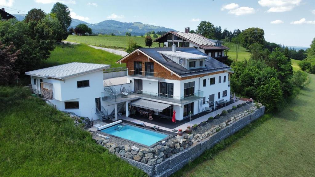 an aerial view of a house with a swimming pool at Ferienwohnung Horizont in Ofterschwang